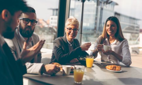Felicidade no trabalho: o que podemos aprender com o hygge dos escandinavos