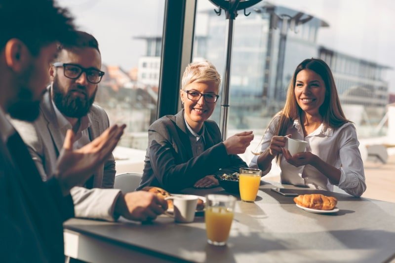 Felicidade no trabalho: o que podemos aprender com o hygge dos escandinavos